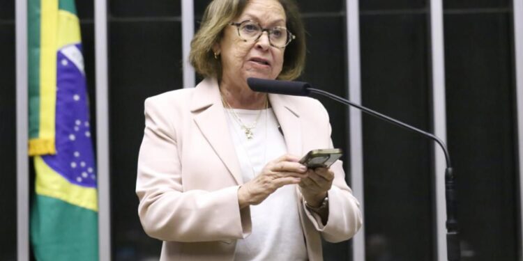 Câmara realizará comissão para debater feminicídio; requerimento foi da deputada Lídice da Mata