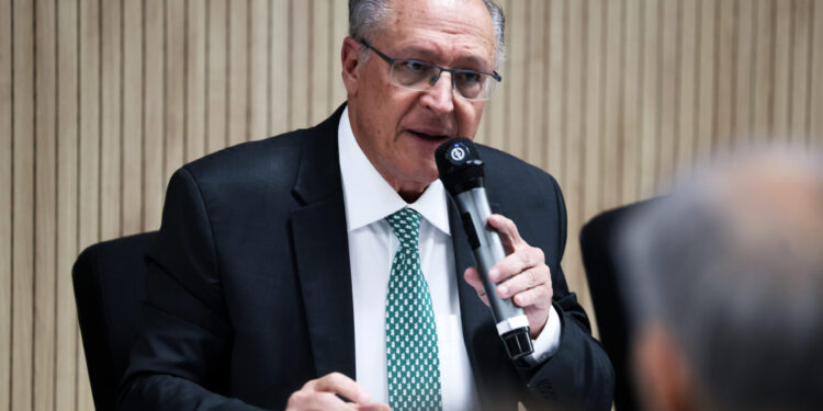 Alckmin afirma que novo tarifaço dos EUA é “injusto” e “descabido” e anuncia programa de apoio a empresas